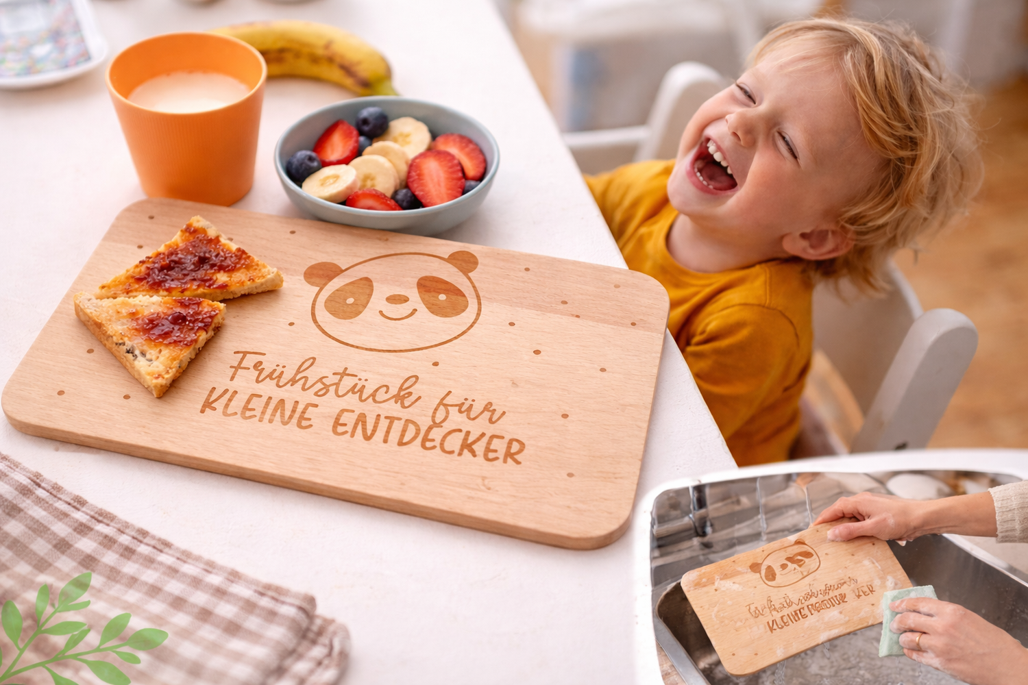 Holz Frühstücksbrettchen für Kinder mit Gravur im Einsatz beim Frühstück – lachendes Kind genießt gesunde Mahlzeit, pflegeleicht und alltagstauglich