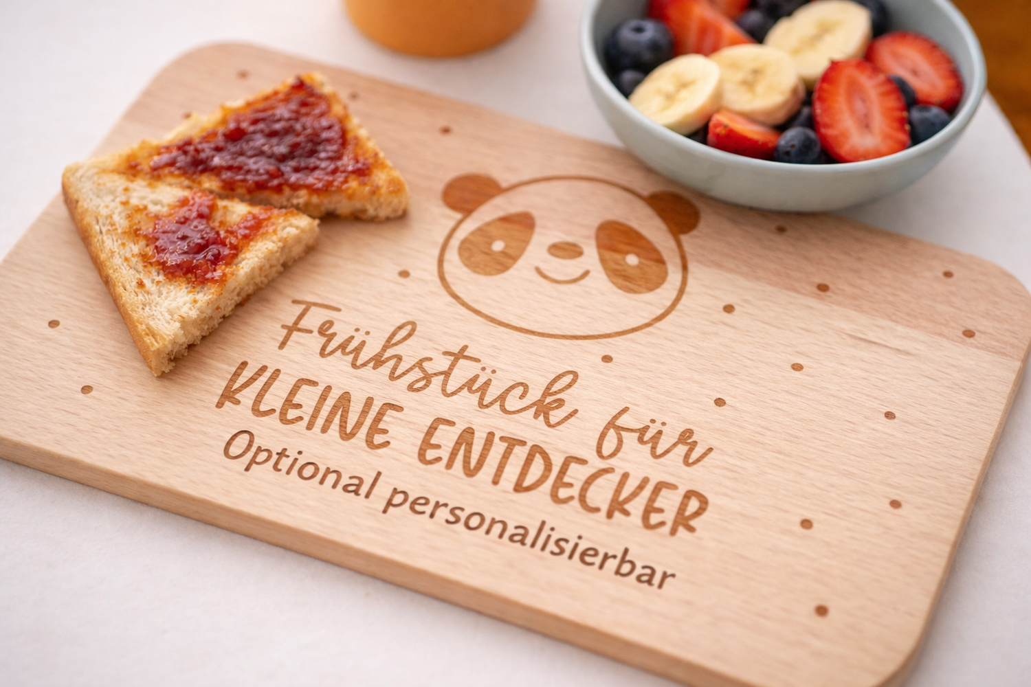 Detailaufnahme eines personalisierbaren Holz Frühstücksbrettchens mit Panda Gravur und Schriftzug für kleine Entdecker